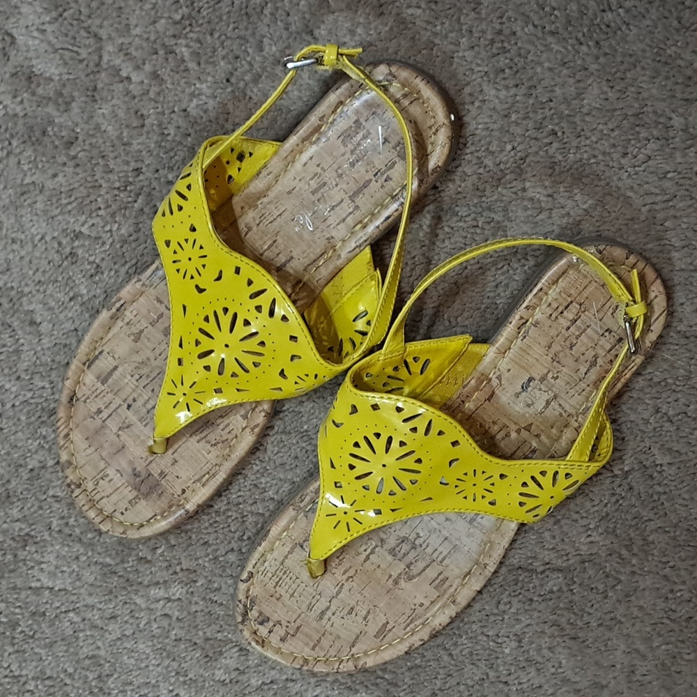 American Eagle Laser Cut Thong Sandals - Picture 3 of 11